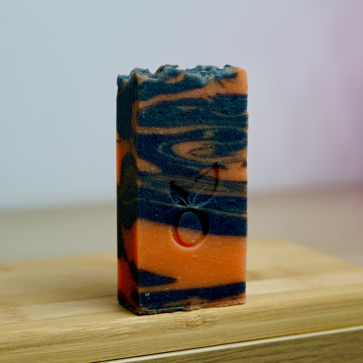 Jabón Vulcano con Carbón Activo y Naranja